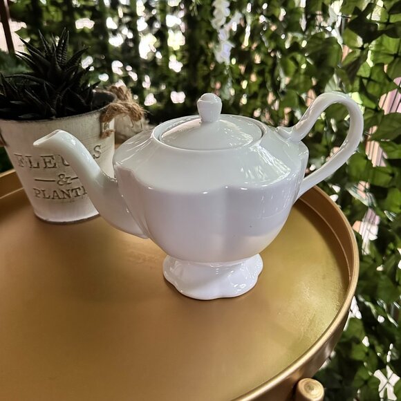 4 cup - Vintage Godinger & Co. White Porcelain Teapot: Flower Petal Design - Picture 2 of 6